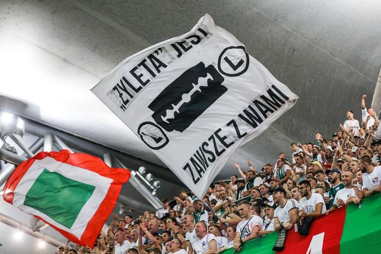 记者:欧足联应调查决赛前场外发生的那些耻辱事件